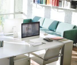 image de bureau lumineux avec canape vert