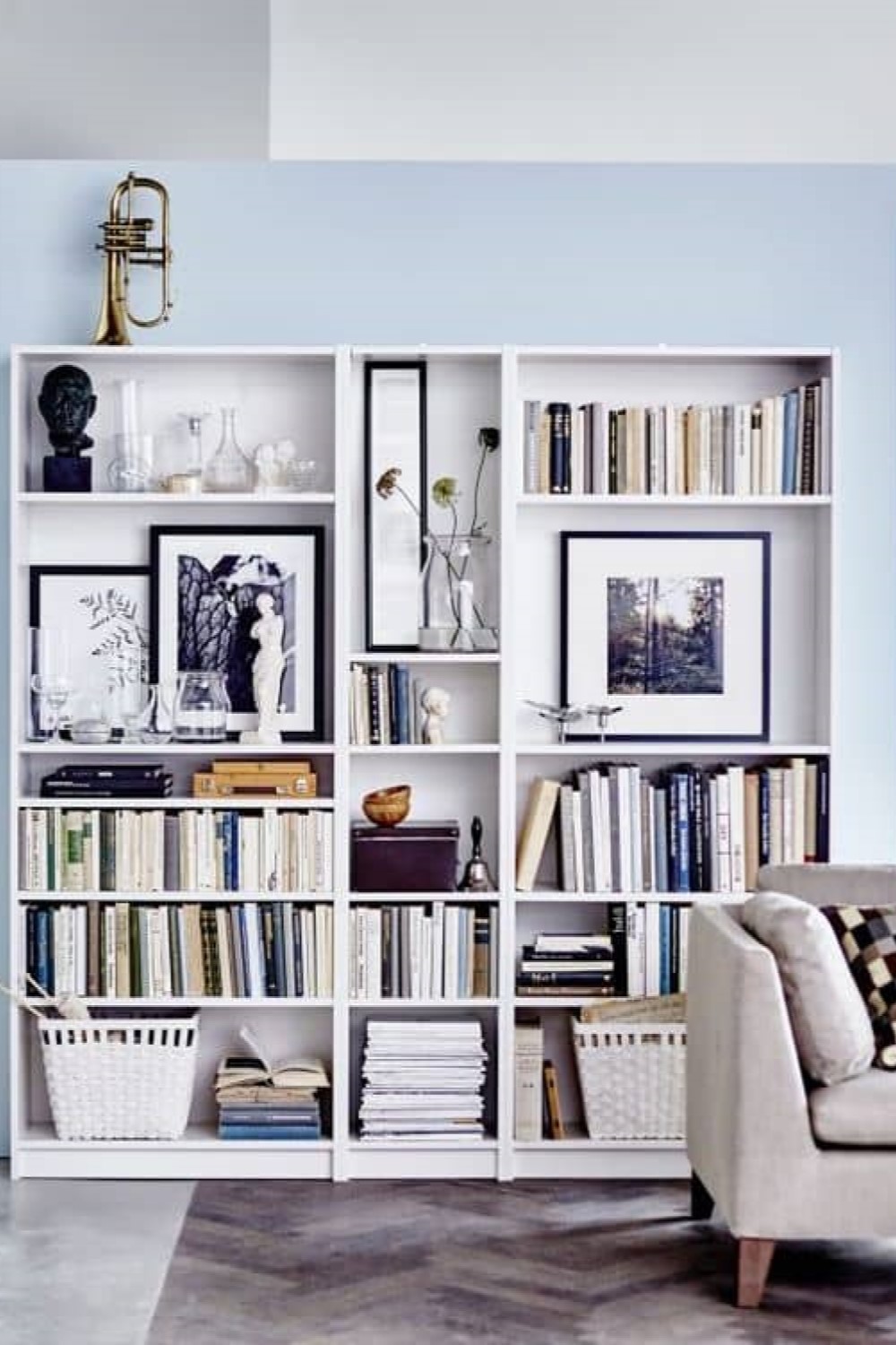 photo de grande bibliotheque moderne avec une belle decoration